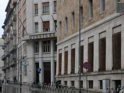 Al termine dell�isolato, di fronte a piazza Massari, facciamo infine visita al palazzo della Questura. Anch�esso risale al ventennio fascista: fu costruito nel 1939 su progetto dell'ingegnere Francesco Lorenzetti e si caratterizza per una struttura dicotomica dove gli elementi portanti in cemento, rivestiti di lastre lapidee, si alternano alle murature in mattoni rossi